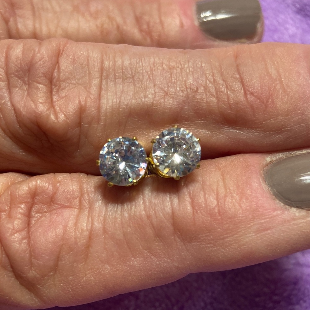 6 prong 1 Carat each high quality cz Stud Earrings